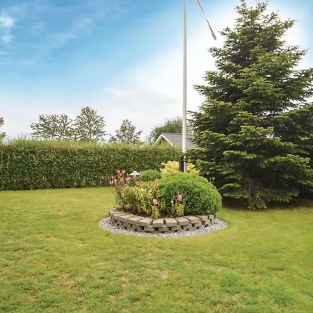Stunning In W/ 3 Bedrooms Holiday home