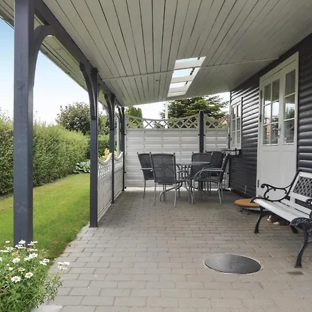 Stunning In W/ 3 Bedrooms Holiday home
